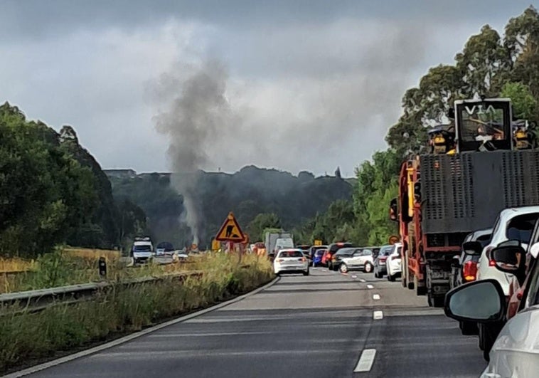 Retenciones en la autovía Minera por un coche ardiendo a la altura de Gijón